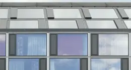 Detail: Fassadenmaterial und Fenster