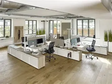 Büro: Open Space mit Licht und Holzdetails
