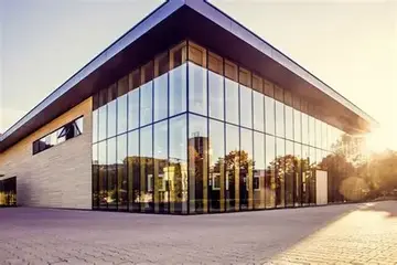 Gewerbebau: moderne Fassade und Eingang
