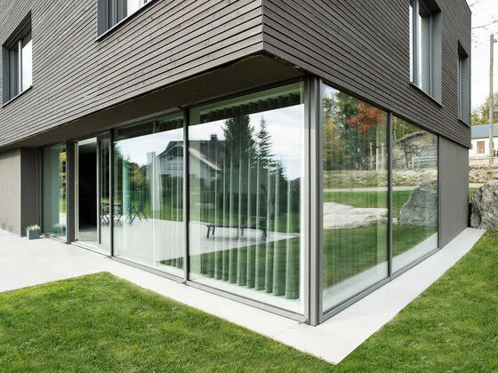 Gewerbegebäude mit moderner Glasfassade