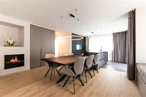 Wohnraum mit modernem Licht- und Materialkonzept
