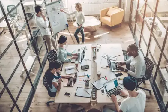 Teamarbeit an einem Architekturkonzept in Deutschland